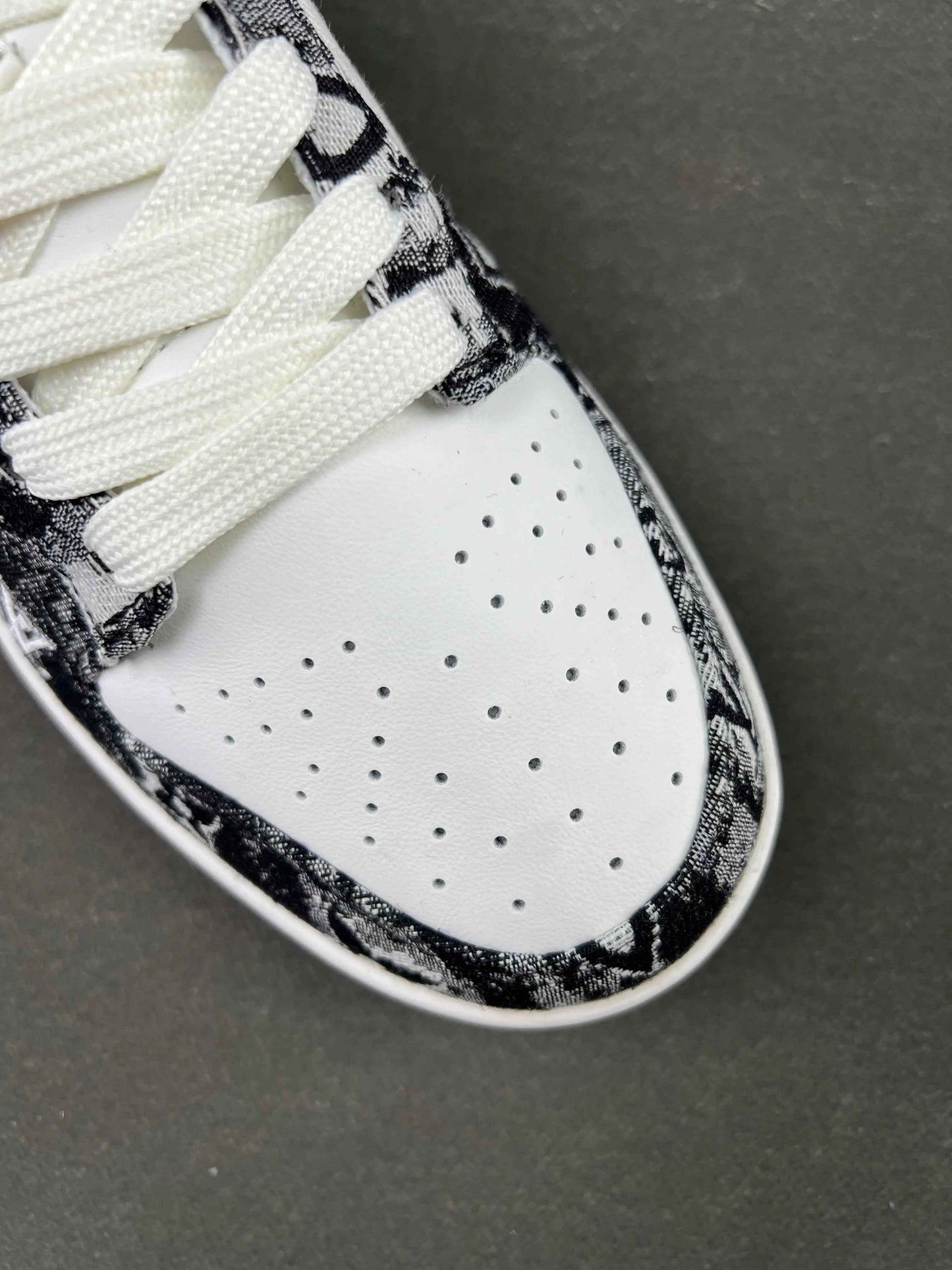 Custom SB Dunk Low x LV XB3802-351