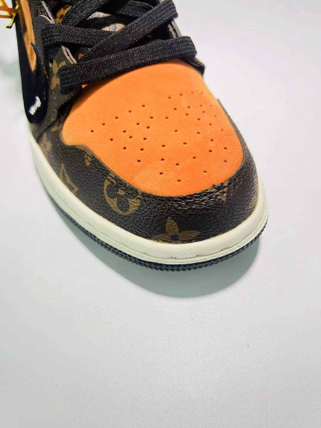 Designer Air Jordan 1 x Travis Scott x Louis Gold
