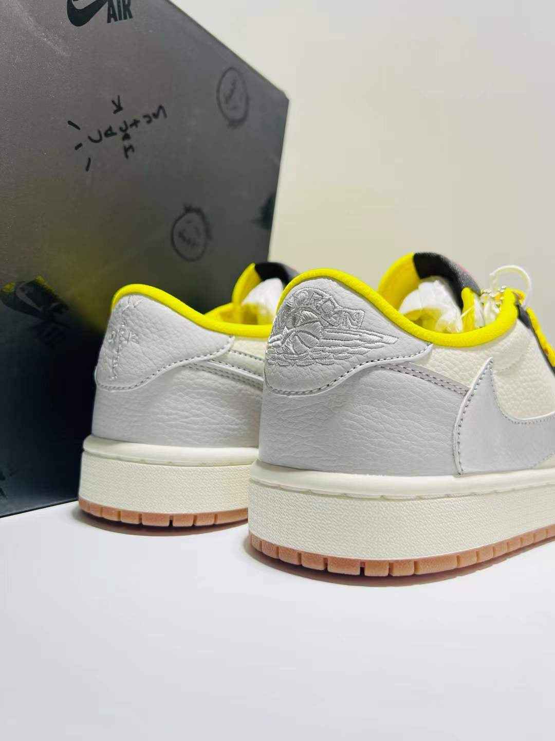 Designer Air Jordan 1 ×Travis Scott DN6901 095