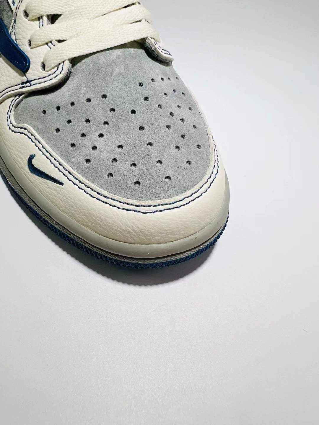 Designer Air Jordan 1 ×Travis Scott Balenciaga XD1568 105