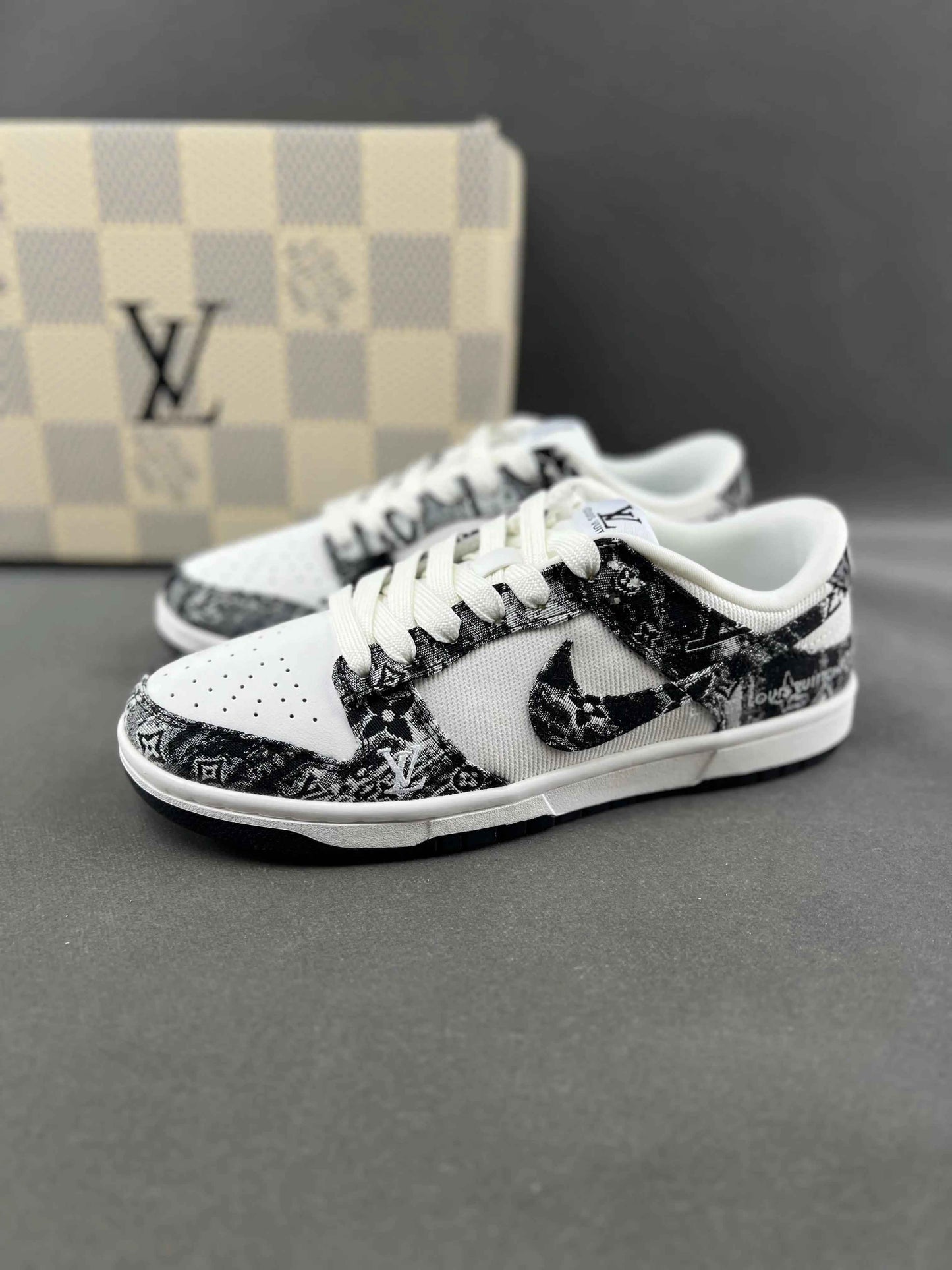 Custom SB Dunk Low x LV XB3802-351