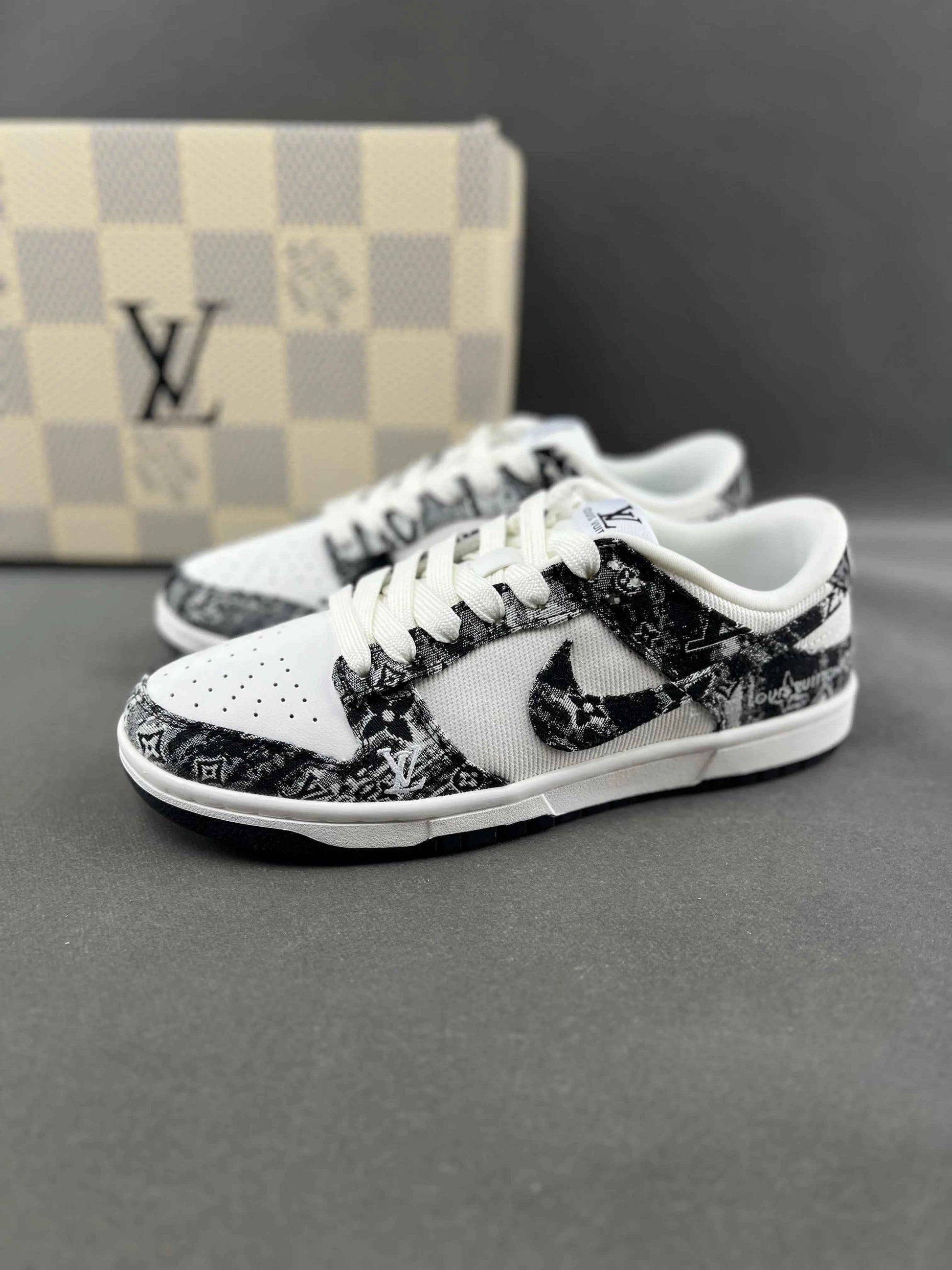 Custom SB Dunk Low x LV XB3802-351
