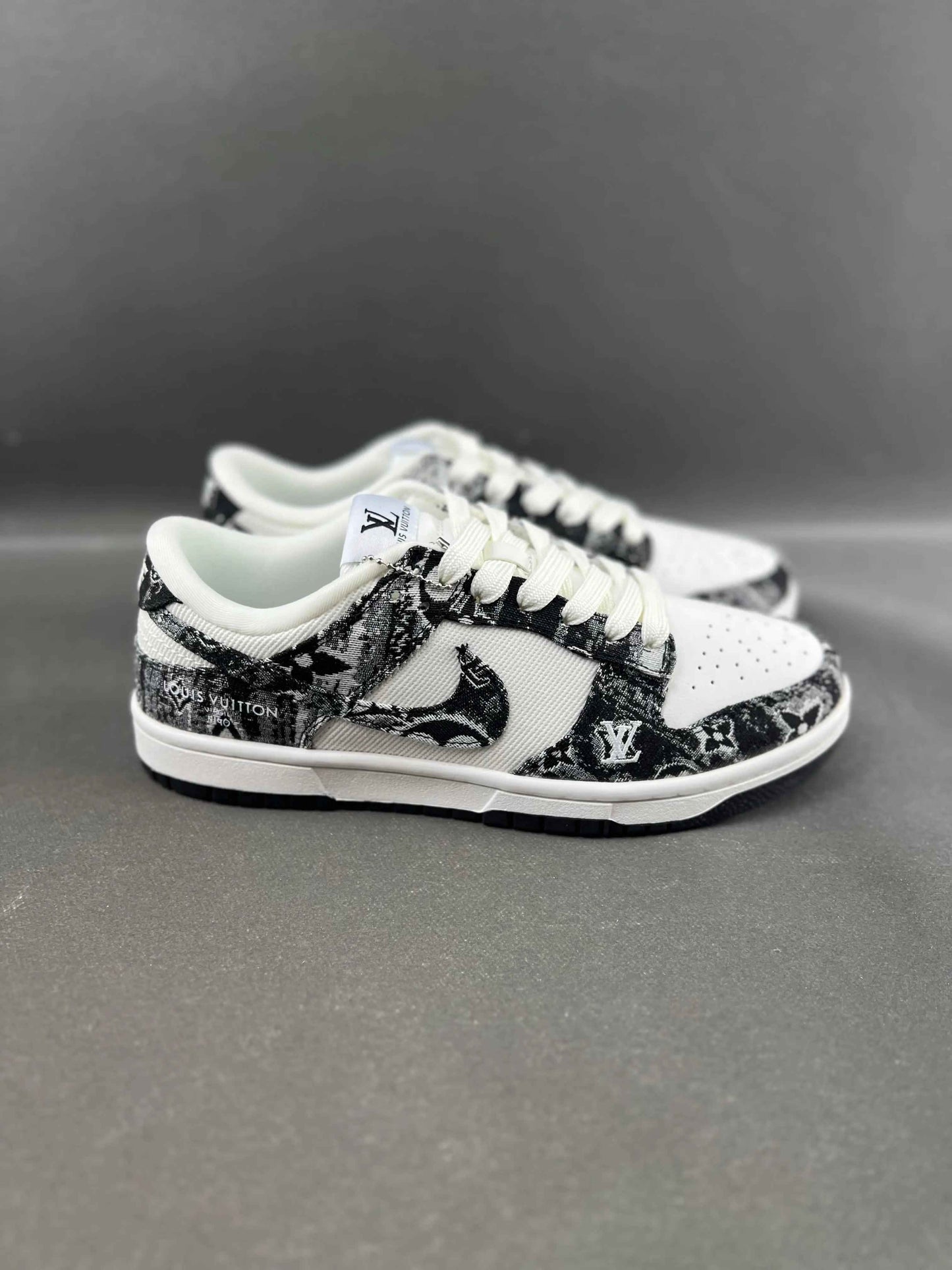 Custom SB Dunk Low x LV XB3802-351