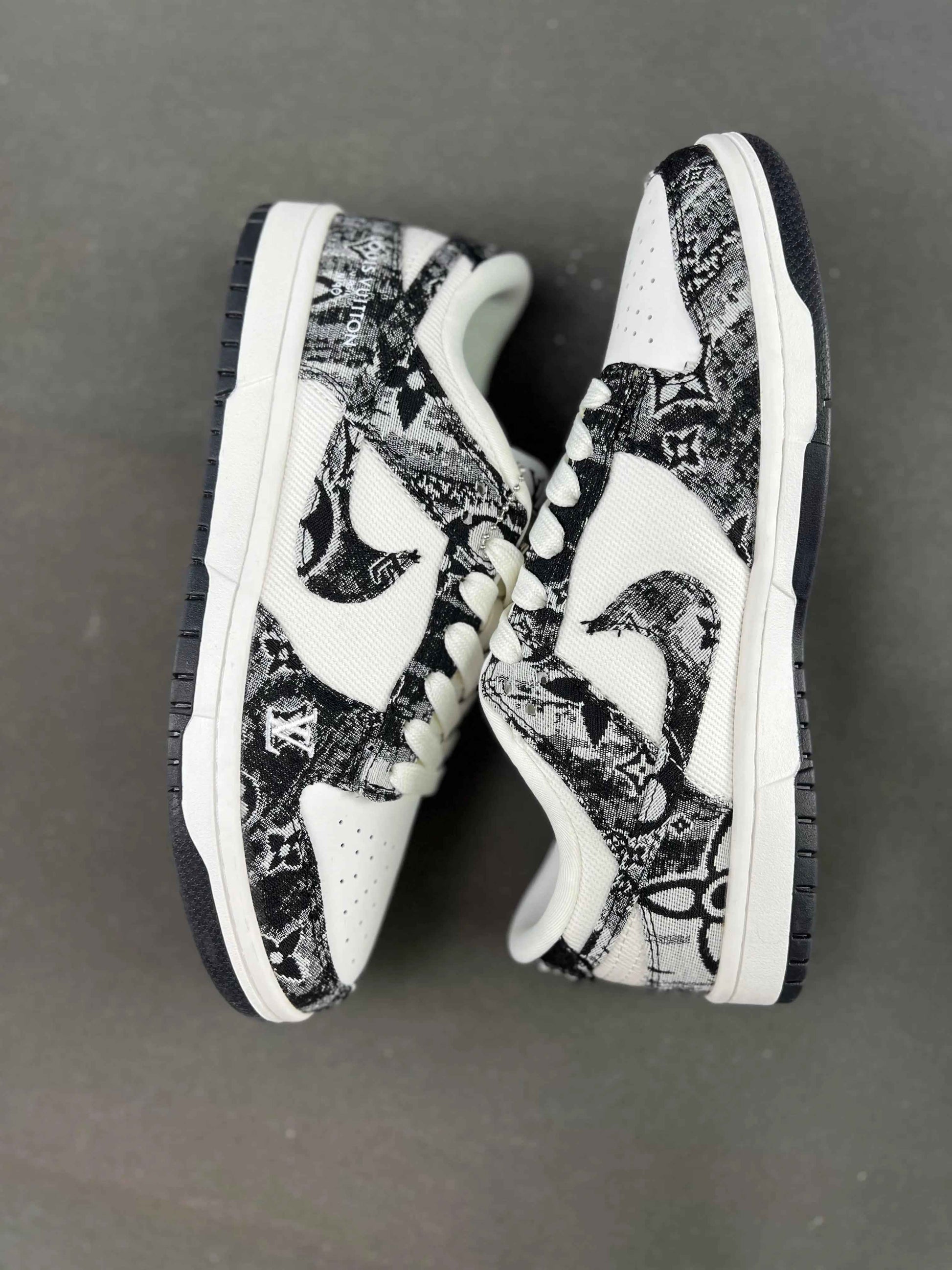 Custom SB Dunk Low x LV XB3802-351