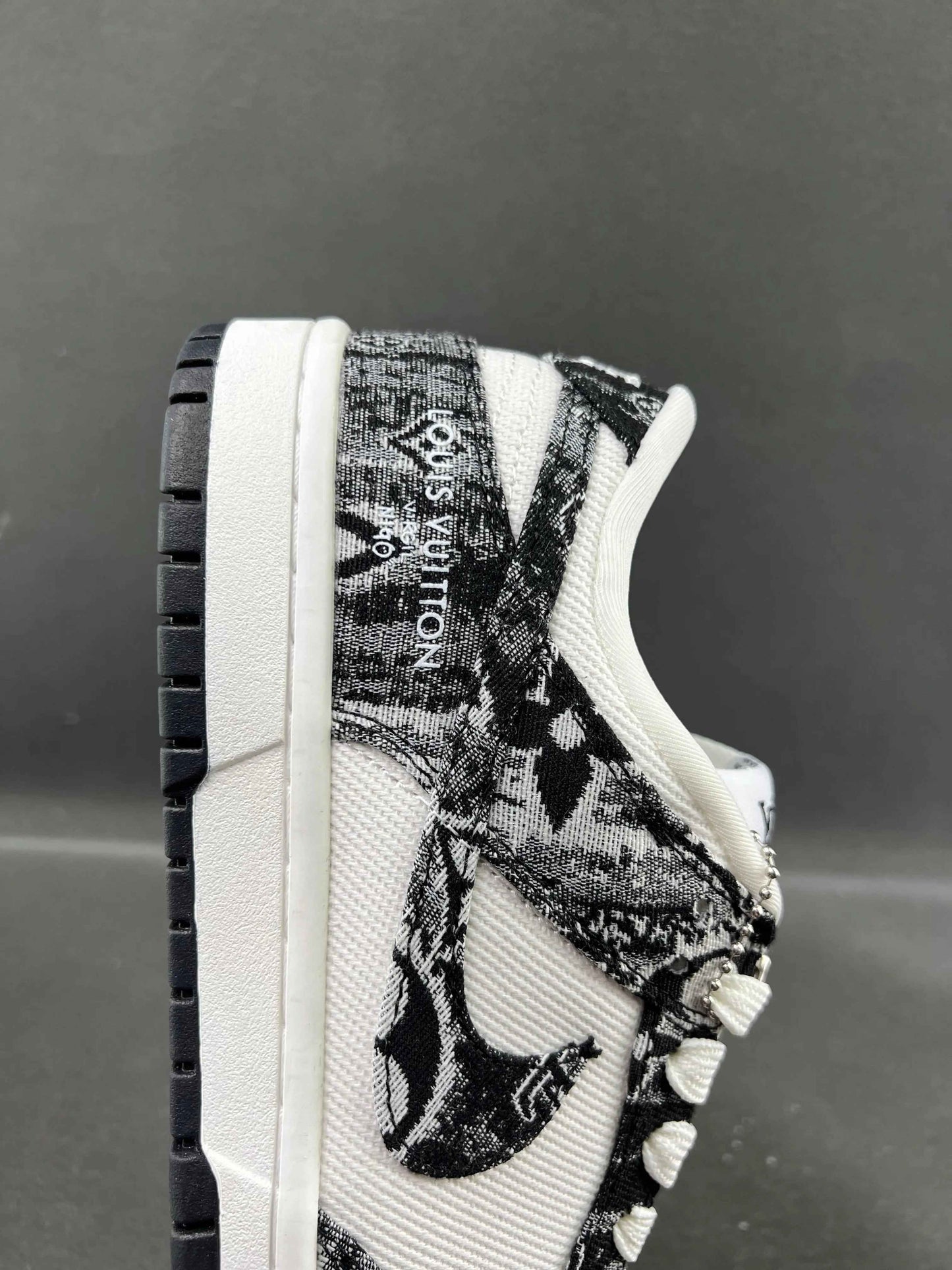 Custom SB Dunk Low x LV XB3802-351