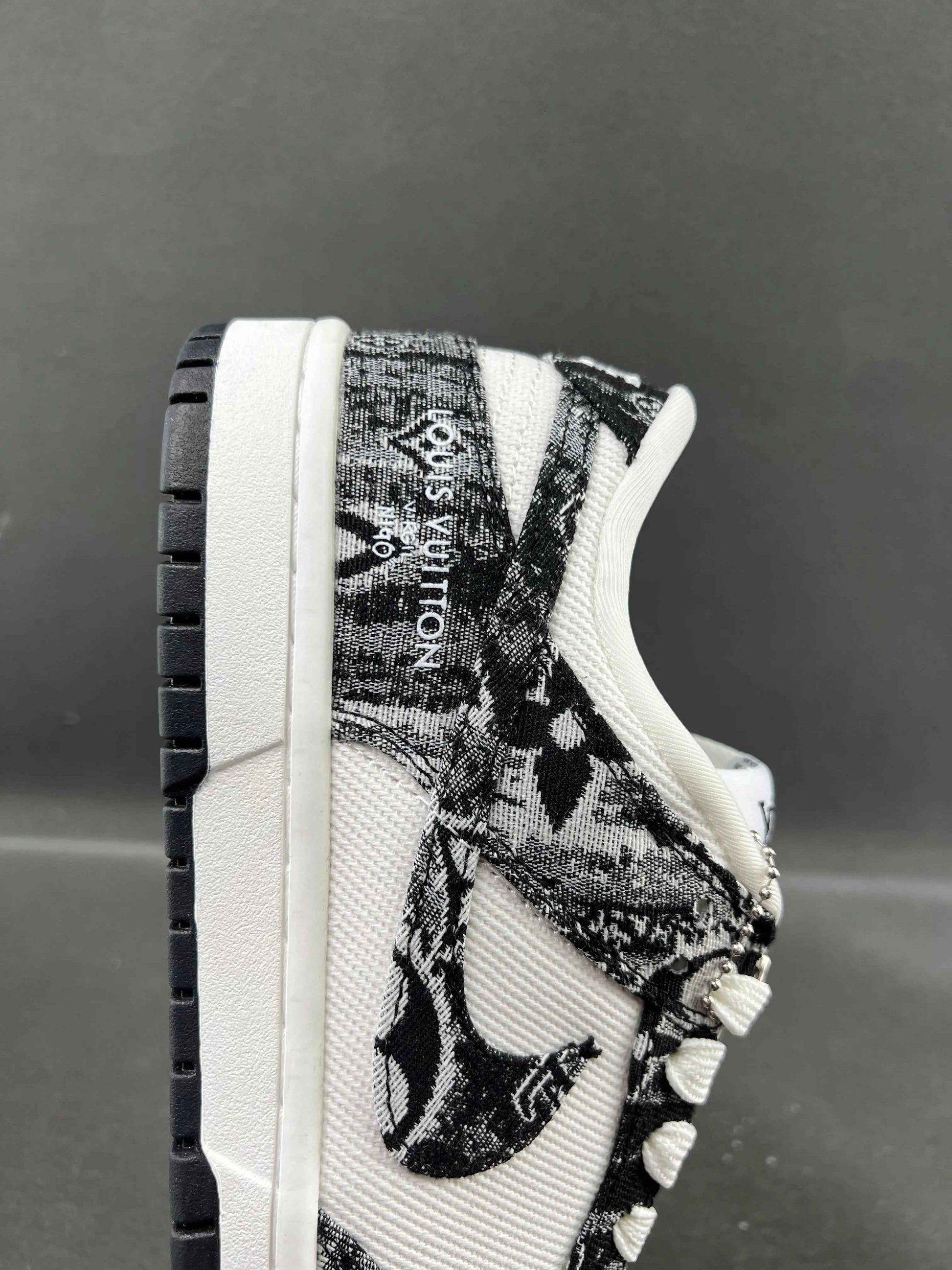 Custom SB Dunk Low x LV XB3802-351